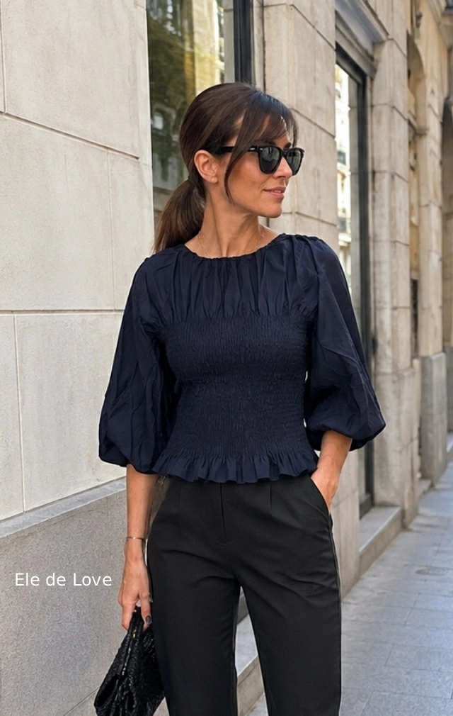 BLUSA AZUL MARINO CON CUERPO FRUNCIDO BLUSA AZUL MARINO CON CUERPO FRUNCIDO