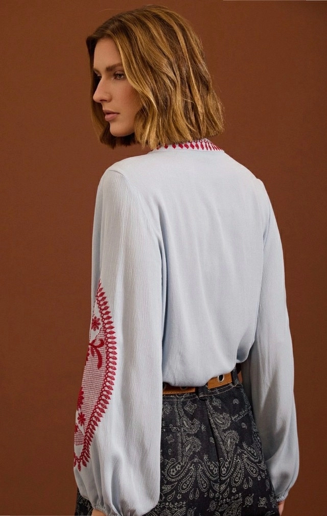blusa bordada con frunces
