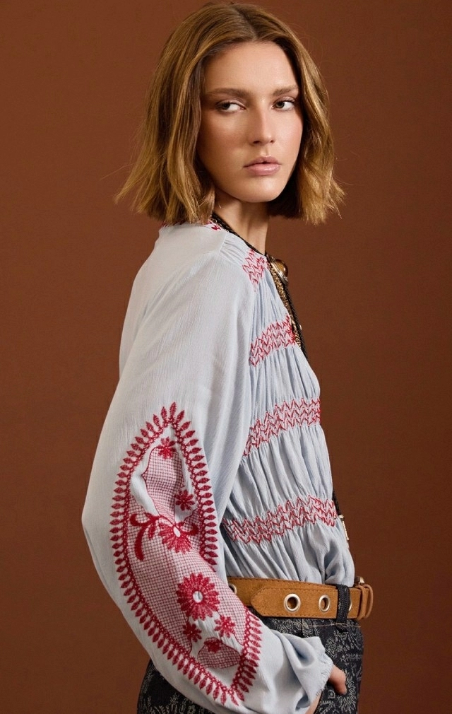 blusa bordada con frunces