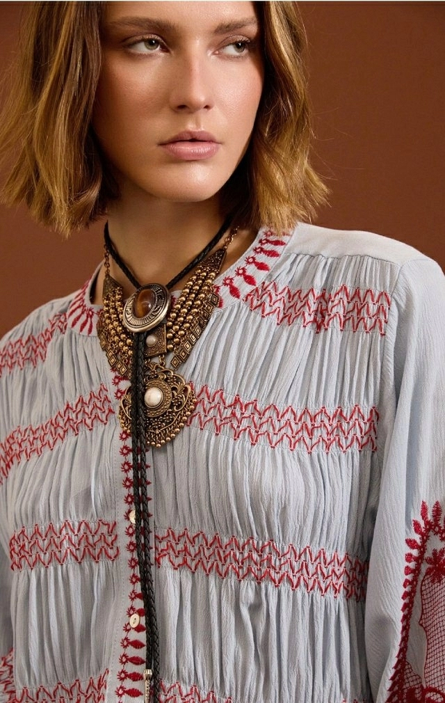 blusa bordada con frunces