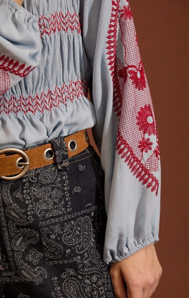 blusa bordada con frunces