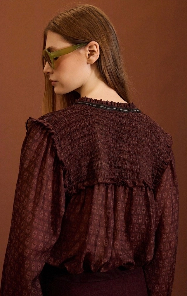 Blusa de gasa estampada con tachuelas