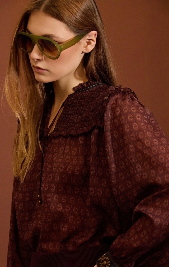 Blusa de gasa estampada con tachuelas