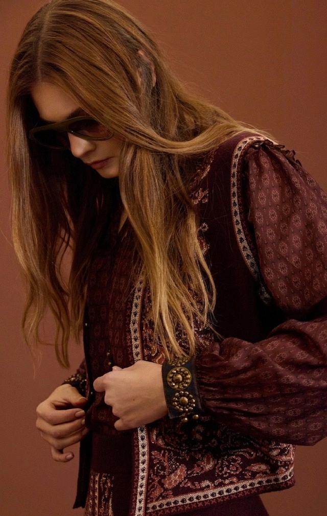 Blusa de gasa estampada con tachuelas
