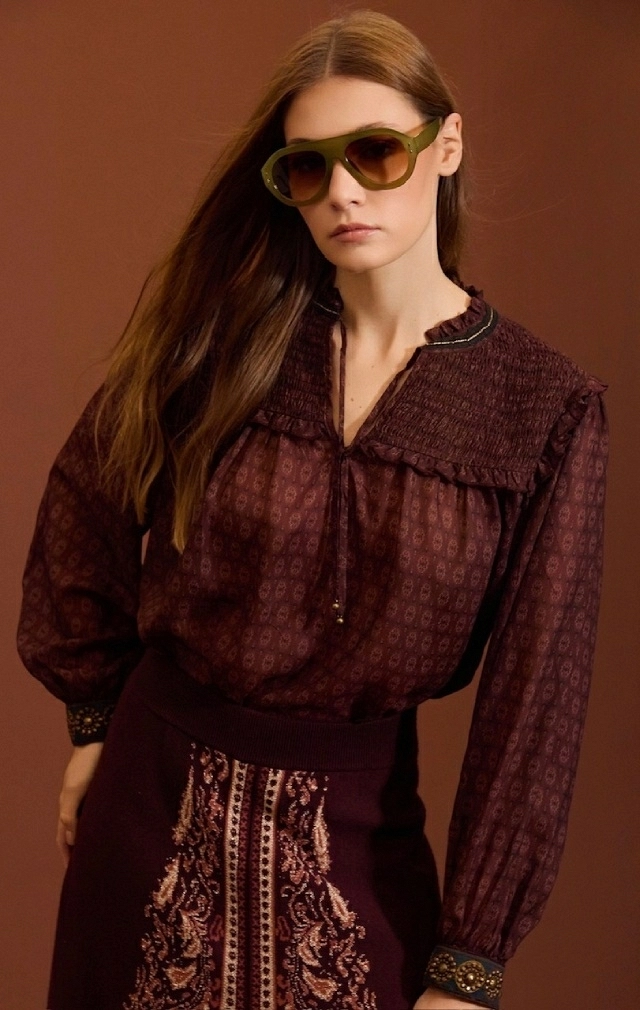 Blusa de gasa estampada con tachuelas