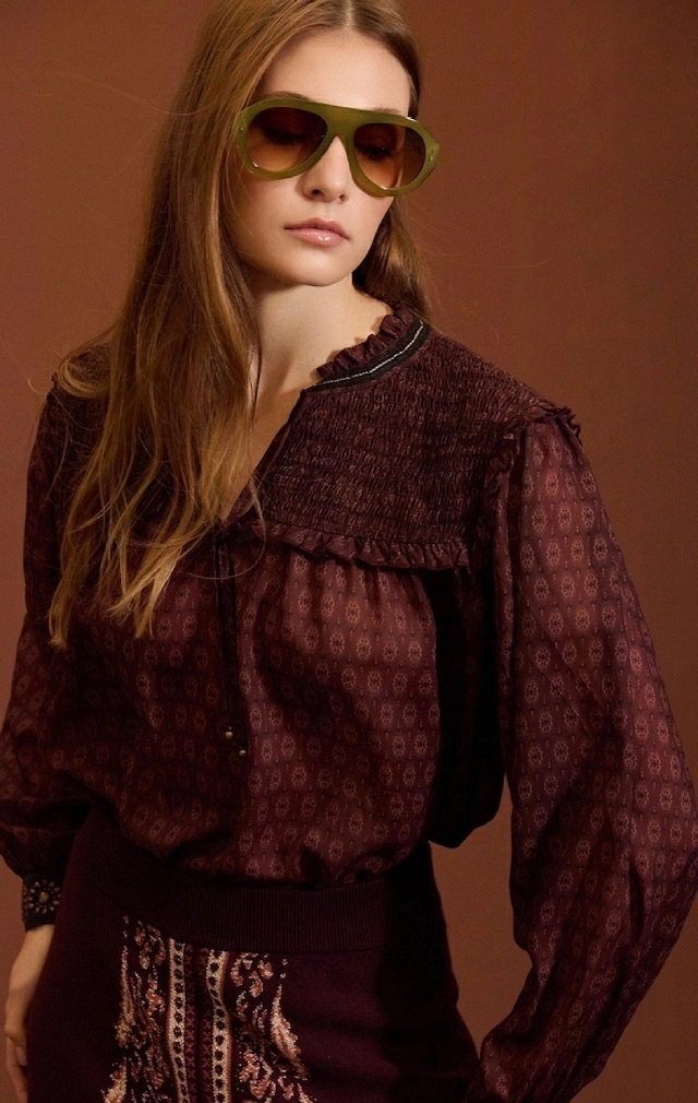 Blusa de gasa estampada con tachuelas