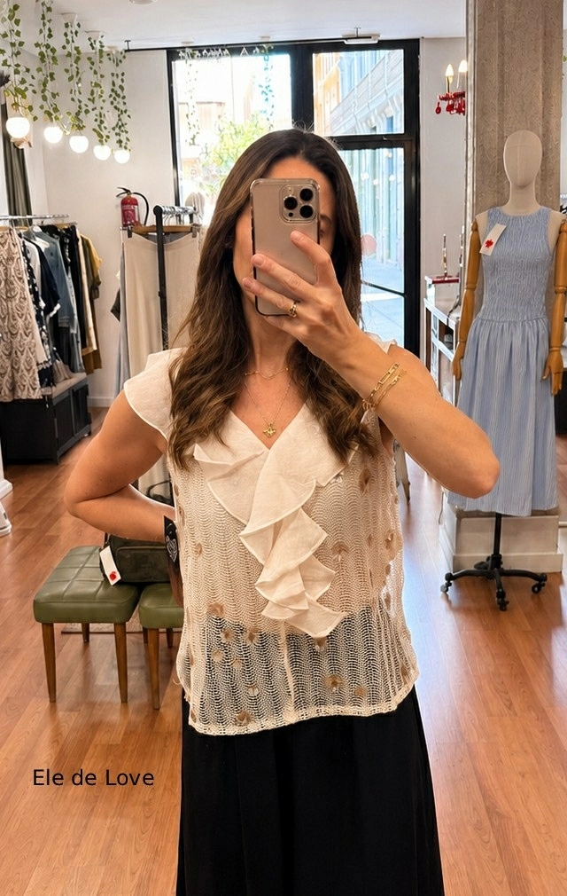 BLUSA DE PUNTO CALADO CON VOLANTE