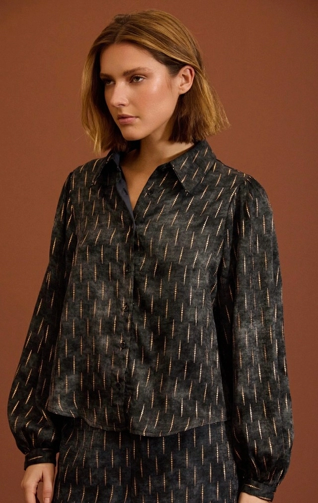 BLUSA DE SATEN CON LAMINA DORADA BLUSA DE SATEN CON LAMINA DORADA