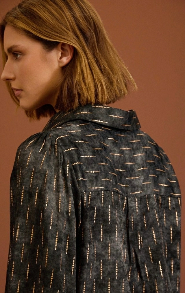 BLUSA DE SATEN CON LAMINA DORADA BLUSA DE SATEN CON LAMINA DORADA