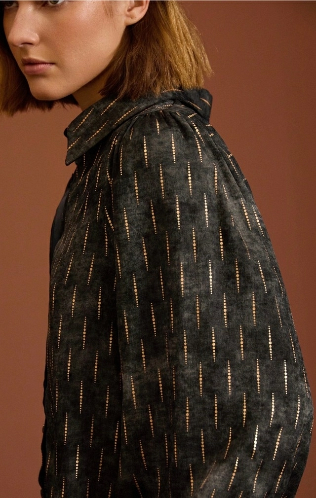 BLUSA DE SATEN CON LAMINA DORADA