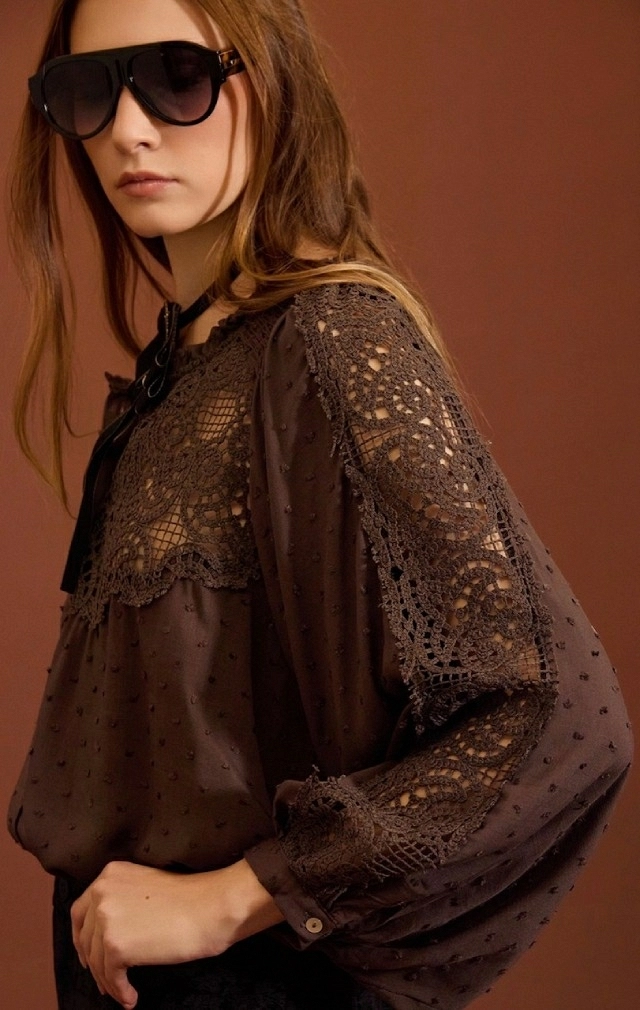 BLUSA EN PLUMETI Y ENCAJE BLUSA EN PLUMETI Y ENCAJE