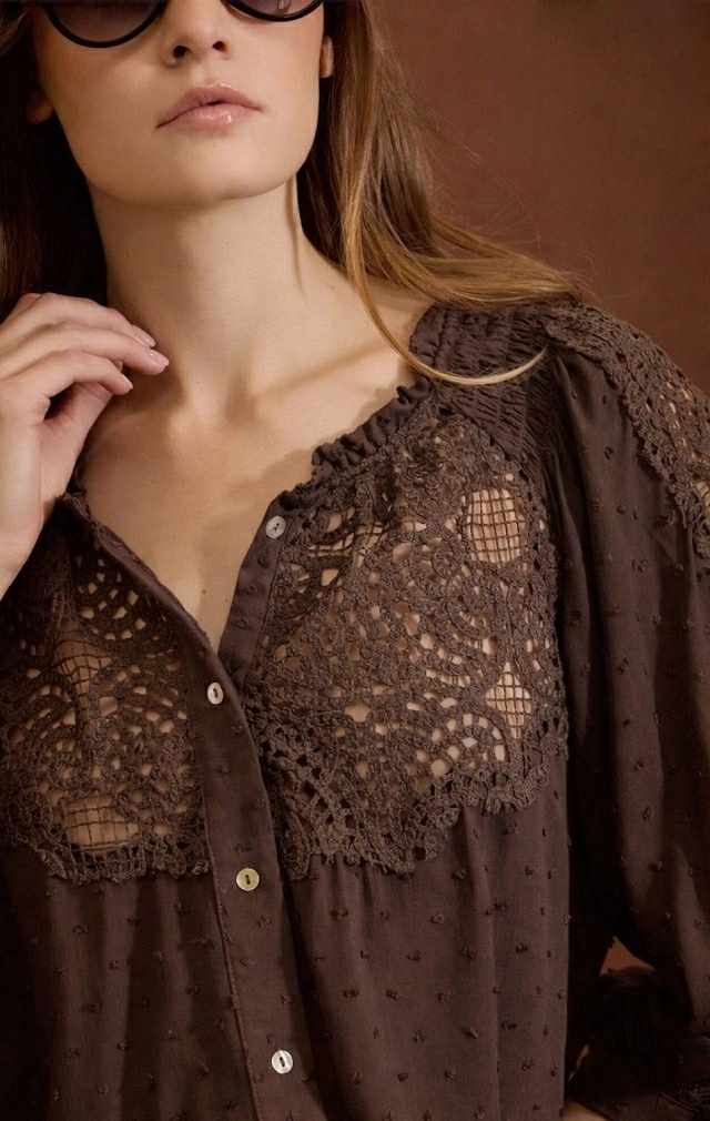 BLUSA EN PLUMETI Y ENCAJE BLUSA EN PLUMETI Y ENCAJE