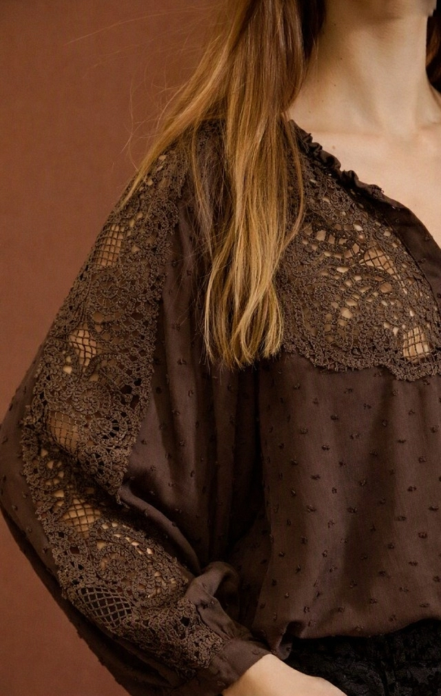 BLUSA EN PLUMETI Y ENCAJE BLUSA EN PLUMETI Y ENCAJE