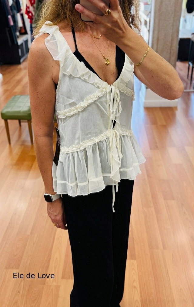 BLUSA VOLANTITOS BEIGE BLUSA VOLANTITOS BEIGE