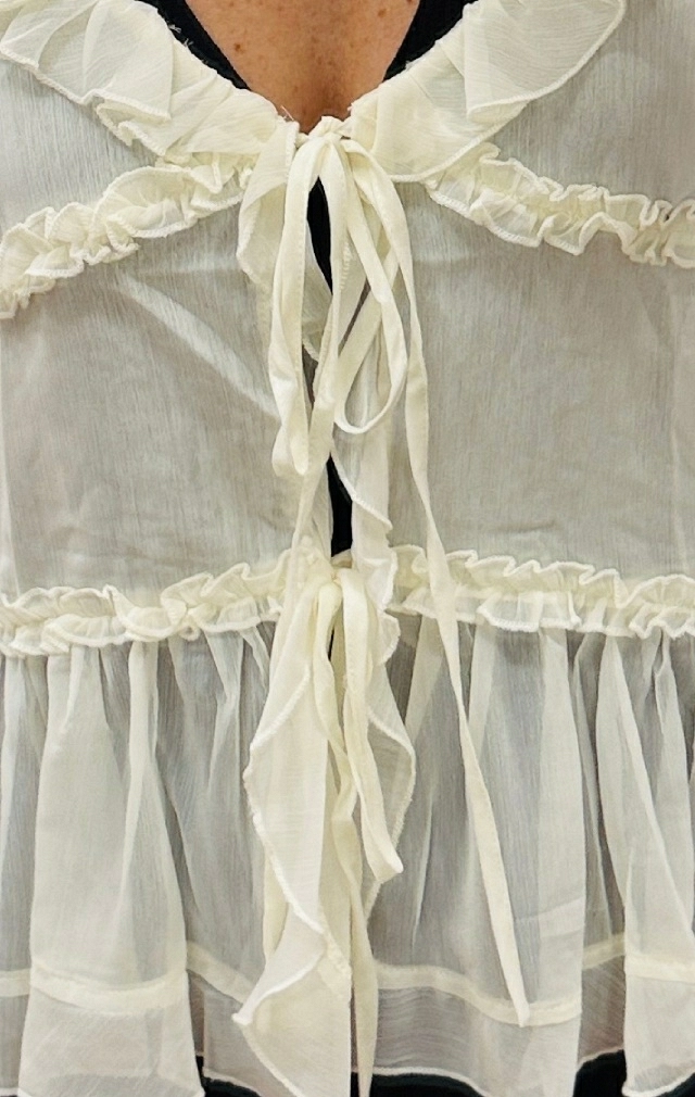 BLUSA VOLANTITOS BEIGE BLUSA VOLANTITOS BEIGE
