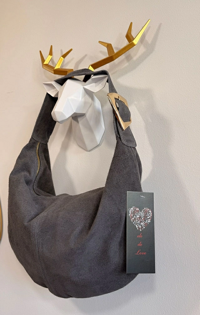 BOLSO DE PIEL CON HEBILLA DORADA