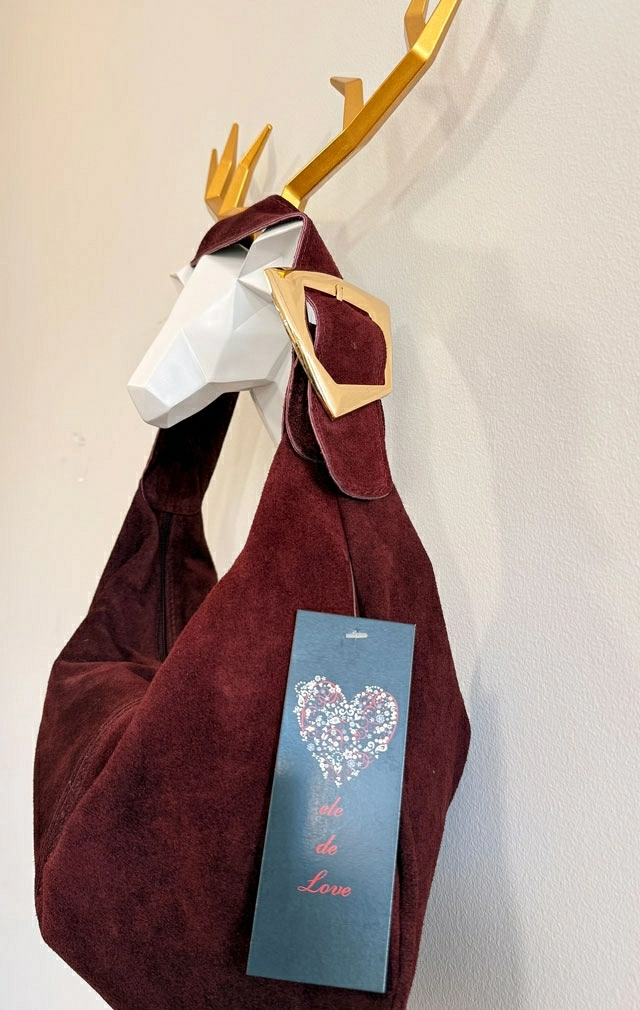 BOLSO DE PIEL CON HEBILLA DORADA