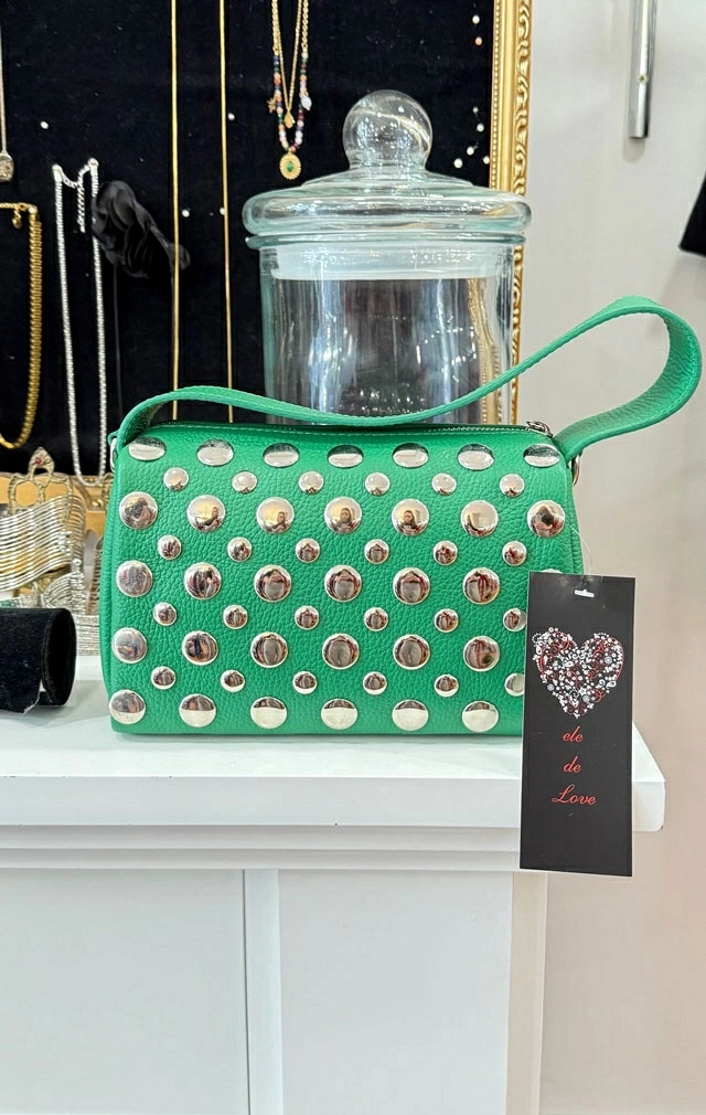 BOLSO DE PIEL CON TACHAS PLATA BOLSO DE PIEL CON TACHAS PLATA