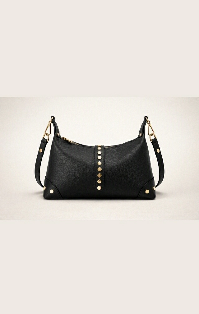 BOLSO NEGRO DE PIEL CON TACHUELAS DORADAS