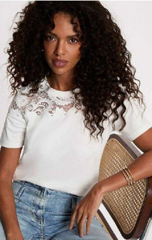 CAMISETA BLANCA CON ENCAJE