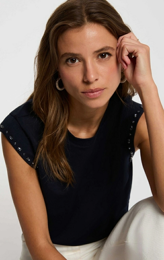 CAMISETA CUELLO REDONDO CON STRASS CAMISETA CUELLO REDONDO CON STRASS