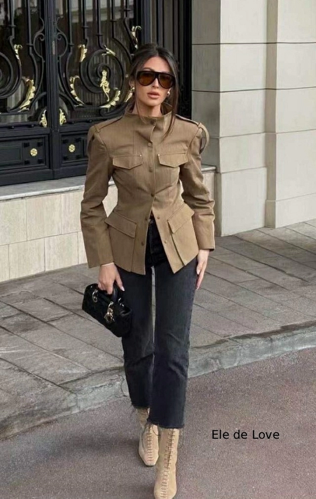 CHAQUETA ENTALLADA DE ESTILO MILITAR CHAQUETA ENTALLADA DE ESTILO MILITAR