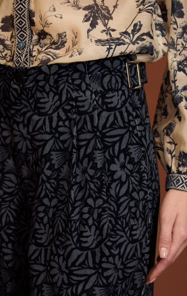 PANTALON DE PANA ESTAMPADO EN AZUL