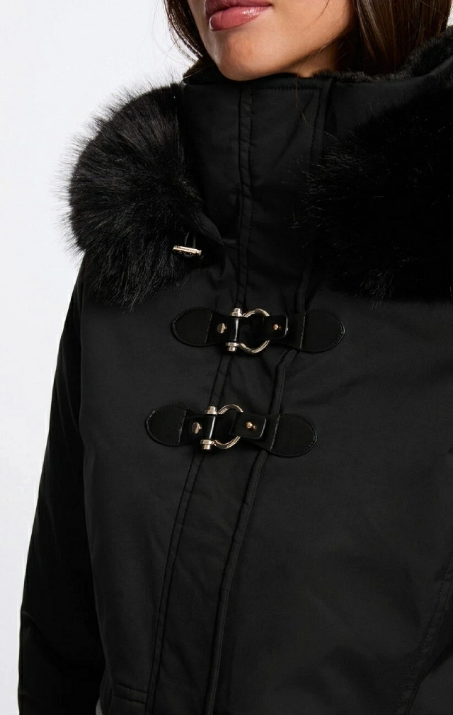 PARKA NEGRA CON CAPUCHA PARKA NEGRA CON CAPUCHA