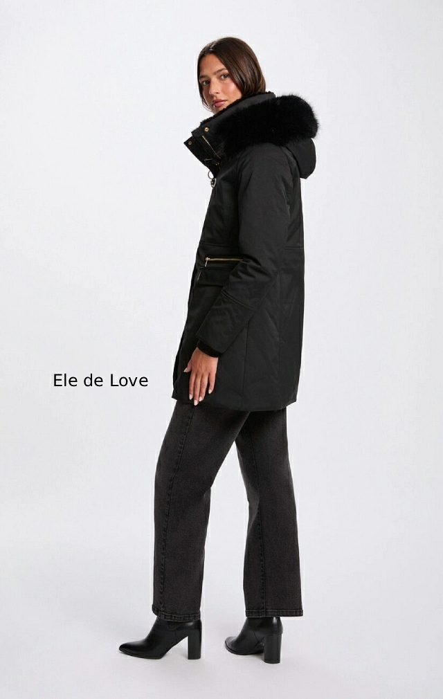 PARKA NEGRA CON CAPUCHA PARKA NEGRA CON CAPUCHA