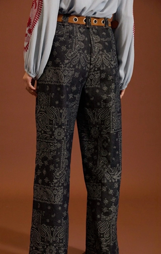 VAQUEROS CON ESTAMPADO DE CACHEMIR VAQUEROS CON ESTAMPADO DE CACHEMIR