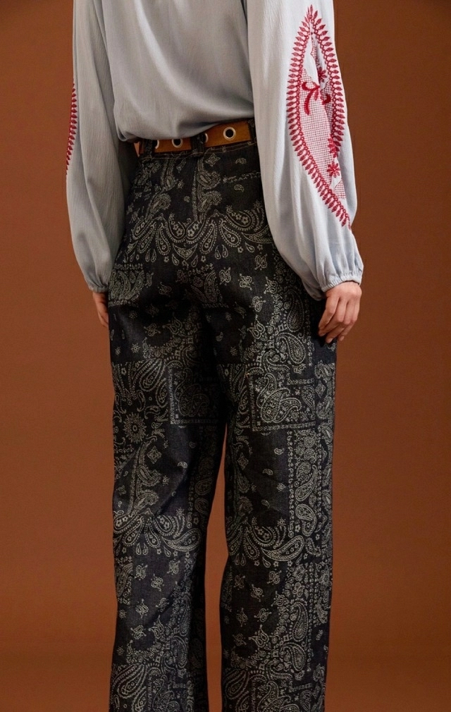 VAQUEROS CON ESTAMPADO DE CACHEMIR VAQUEROS CON ESTAMPADO DE CACHEMIR