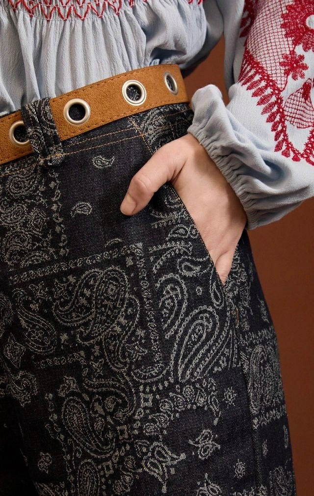 VAQUEROS CON ESTAMPADO DE CACHEMIR VAQUEROS CON ESTAMPADO DE CACHEMIR